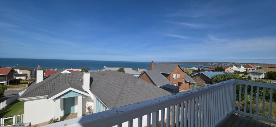 3 Bedroom Property for Sale in Boggomsbaai Western Cape